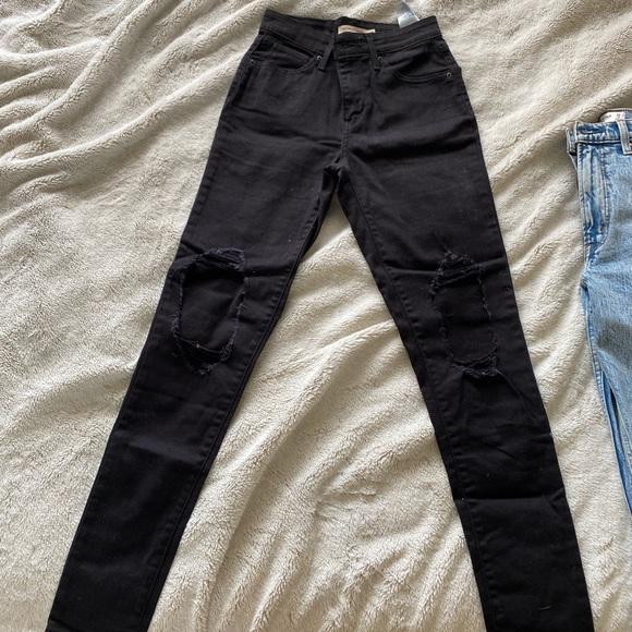 Levi’s high rise black ripped jeans - Picture 1 of 4